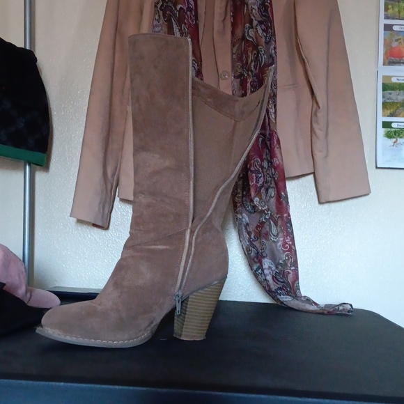 Boots - Picture 3 of 4